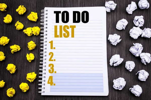 Концептуальная рукописная надпись с надписью "To Do List". Бизнес-концепция плана списки Remider Записано на блокноте записной книжки деревянный фон с липким сложенным желтым и белым фоном — стоковое фото