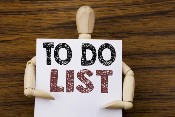 Conceptuele hand schrijven tekst bijschrift inspiratie weergegeven: To Do List. Businessconcept voor Plan lijsten herinnering geschreven op notitie papier op de houten achtergrond. Bedrijf door de sculptuur. — Stockfoto