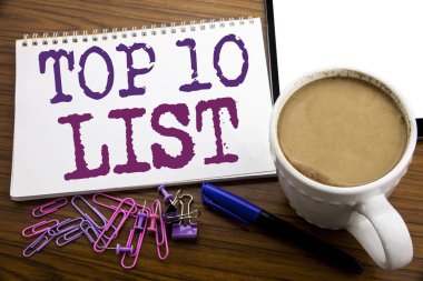 Top 10 on listesinde gösterilen metin resim yazısı ilham yazma el. İş kavramı için kahve ve kalem ile ahşap arka plan bir not kağıdına yazılı başarı on listesi