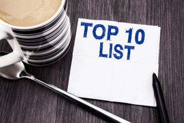 Top 10 on listesi gösteren el yazısı metin. Ahşap ahşap arka plan doku kağıt mendil yazılı başarı on listesi için iş kavramı. Cilt kalemi ve kahve ile. Office Üstten Görünüm.