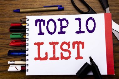 Top 10 on listesi gösteren el yazısı duyuru metin. Defter, kalem makas renkli marker gibi Ofis donanımı ile ahşap arka plan başarı on listede yazılı için iş kavramı  