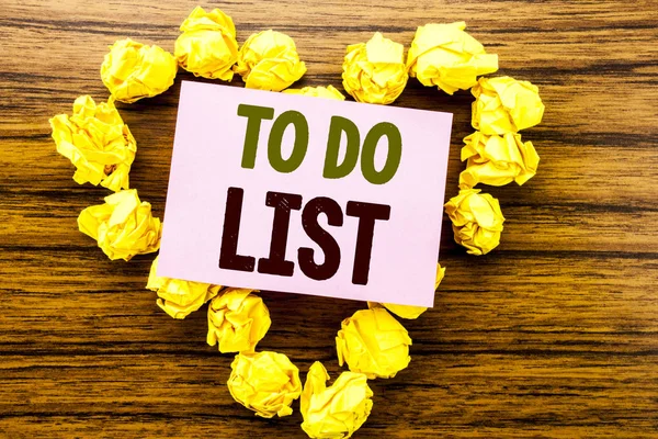 Palabra, escribir To Do List. Concepto de negocio para Plan Lists Remider escrito en papel adhesivo sobre el fondo de madera . —  Fotos de Stock