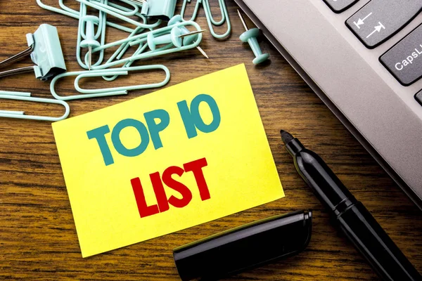 手書きお知らせのテキスト 10 のトップ 10 リストを表示します。マーカーでノート パソコンのキーボードの横に木製の背景に付箋紙に書かれた成功 10 リストのビジネス コンセプト — ストック写真