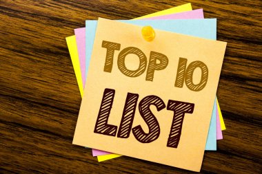 Kavramsal el Top 10 on listesinde gösterilen metin resim yazısı ilham yazma. İş kavramı için yapışkan not kağıdına ahşap arka plan üzerinde yazılı başarı on listesi.
