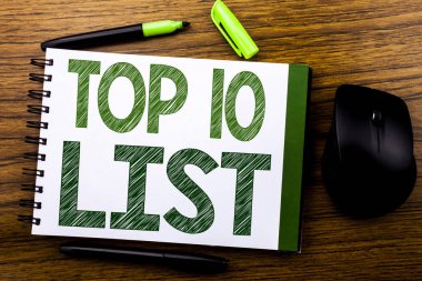 Top 10 on listesi gösteren el yazısı duyuru metin. İş kavramı için başarı on listesi defter kitap bir not kağıdına ahşap arka plan üzerinde yazılı. Yeşil word mektup. Fare için ileri.