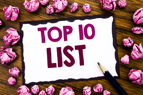 손 톱 10 10 목록을 보여주는 텍스트 캡션 영감을 쓰기. 스티커 메모 종이, 접힌된 분홍색 종이 의미 생각 나무 배경 성공 10 리스트 글에 대 한 비즈니스 개념 — 스톡 사진