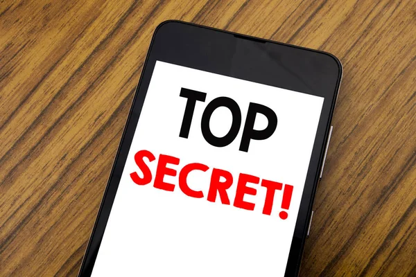 Palabra, escribir a mano Top Secret. Concepto de negocio para militares Top Secret Escrito en el teléfono móvil, fondo de madera con espacio de copia . — Foto de Stock