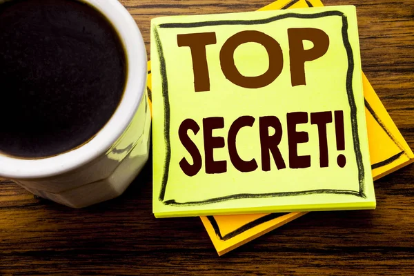 Handskriven text visar Top Secret. Affärsidé för militära Top Secret på fästis papper på trä trä bakgrund med kaffekopp — Stockfoto