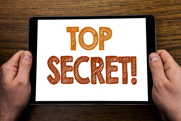Hand skriva textfält Top Secret. Affärsidé för militära Top Secret skrivit på tavlan laptop, trä bakgrund med affärsmannen hand, finger håller Pc. — Stockfoto