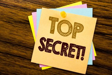 Kavramsal el Top Secret gösterilen metin resim yazısı ilham yazma. Askeri Top Secret ahşap arka plan üzerinde yapışkan not kağıt üzerinde yazılı için iş kavramı.