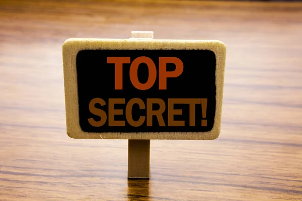 Conceptuele hand schrijven tekst bijschrift inspiratie tonen van Top Secret. Businessconcept voor militaire Top Secret geschreven op mededelingenbord op de houten houten achtergrond. — Stockfoto