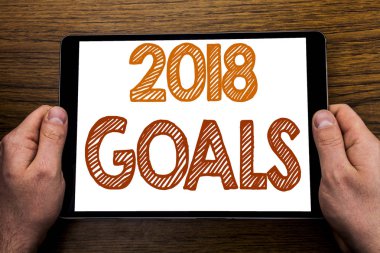 Metin yazma, resim yazısı 2018 gol el. Yeni Yer çözünürlükleri yazılı tablet laptop, işadamı el Pc tutan parmak ile ahşap arka plan için iş kavramı.