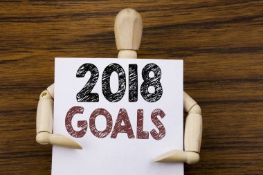 Kavramsal el 2018 gol gösterilen metin resim yazısı ilham yazma. Yapışkan not kağıdına ahşap arka plan üzerinde yazılı yeni Yer çözünürlükler için iş kavramı. Tarafından heykel holding.