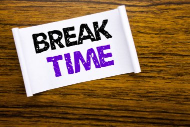 Word, Break zaman yazma. İş kavramı durdurmak Duraklat üzerinden iş ahşap Ahşap yapı görünür arka plan üzerinde yapışkan not kağıt üzerinde yazılı atölye için.