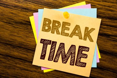 Kavramsal el Break zaman gösterilen metin resim yazısı ilham yazma. İş kavramı durdurmak Duraklat üzerinden iş ahşap arka plan üzerinde yapışkan not kağıt üzerinde yazılı atölye için.