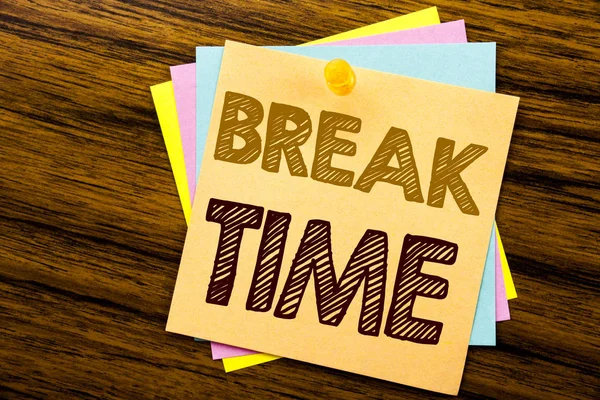 Ispirazione concettuale della didascalia del testo scritta a mano che mostra Break Time. Concetto di business per la pausa dal lavoro Workshop scritto su carta appiccicosa sullo sfondo di legno . — Foto Stock