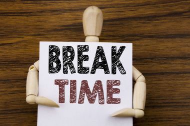 Kavramsal el Break zaman gösterilen metin resim yazısı ilham yazma. İş kavramı durdurmak Duraklat üzerinden iş ahşap arka plan üzerinde yapışkan not kağıt üzerinde yazılı atölye için. Tarafından heykel holding.