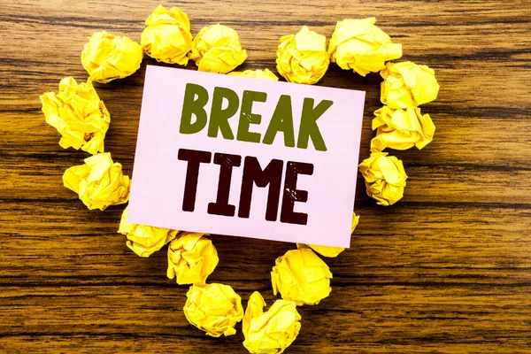Palabra, escribiendo Break Time. Concepto de negocio para Stop Pause From Work Taller escrito en papel adhesivo sobre fondo de madera . — Foto de Stock