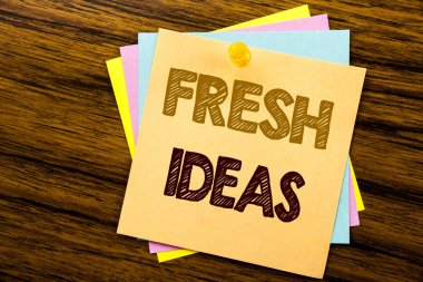 Kavramsal el yazma metin alt yazı ilham gösteren taze fikirler. Düşünme ilham ilham yaratıcı ahşap arka plan üzerinde yapışkan not kağıt üzerinde yazılı iş kavramı.