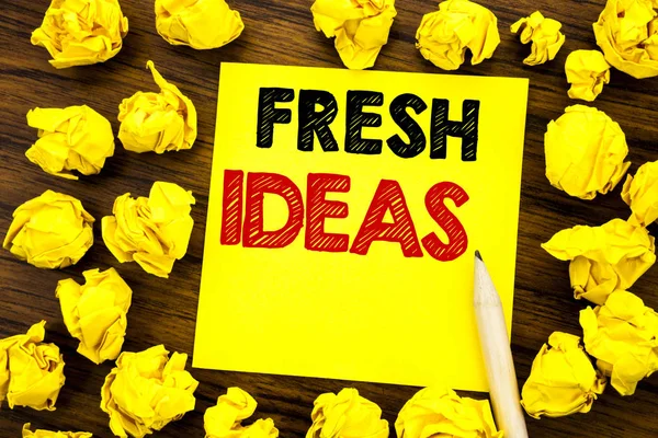 Skriva text visar fräscha idéer. Affärsidé för tänkande Inspiration inspirerar kreativitet skriven på fästis papper, trä bakgrund med vikta gul pappers mening tänkande — Stockfoto