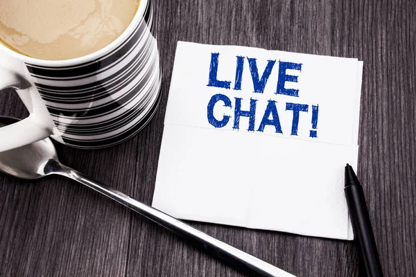 Handgeschreven tekst tonen Live Chat. Businessconcept voor communicatie chat op de papieren zakdoekje zakdoek op de houten houten achtergrond geschreven. Met de markering en koffie. Bovenaanzicht van Office. — Stockfoto