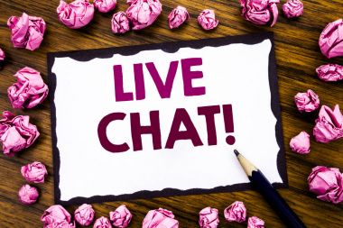 Live Chat gösterilen metin resim yazısı ilham yazma el. Livechat iletişim yazılı yapışkan not kağıt üzerinde katlanmış pembe kağıt anlam düşünce ile ahşap arka plan için iş kavramı