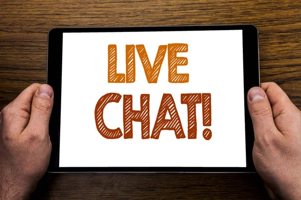 Hand schrijven tekst bijschrift Live Chat. Businessconcept voor communicatie chat geschreven op laptop van de tablet, houten achtergrond met zakenman hand, vinger houden Pc. — Stockfoto