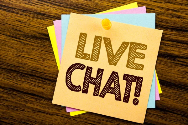 Conceptuele hand schrijven tekst bijschrift inspiratie tonen Live Chat. Businessconcept voor communicatie chat geschreven op notitie papier op de houten achtergrond. — Stockfoto