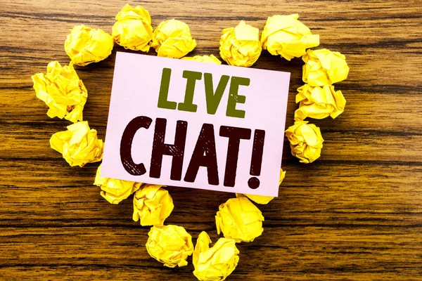 Palavra, escrevendo Live Chat. Conceito de negócio para comunicação Livechat escrito em papel de nota pegajosa sobre o fundo de madeira . — Fotografia de Stock