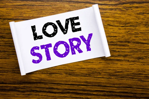 Wort, Liebesgeschichte schreibend. Geschäftskonzept für die Liebe jemand Herz auf klebrigem Zettelpapier auf der Holzstruktur sichtbaren Hintergrund geschrieben. — Stockfoto