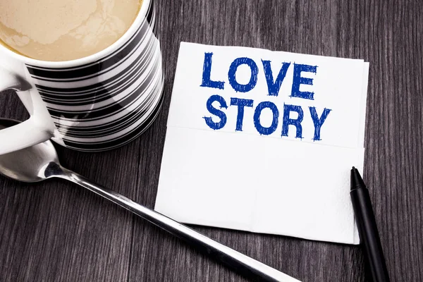 Testo scritto a mano che mostra Love Story. Business concept per Loving Someone Heart scritto sul fazzoletto di carta velina sullo sfondo in legno. Con pennarello e caffè. Ufficio vista dall'alto . — Foto Stock