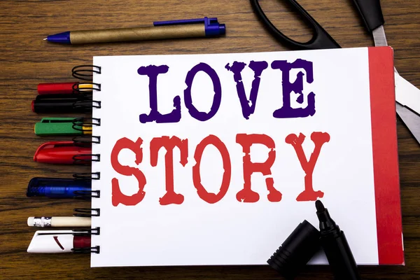 A kézírás a közlemény szövegét szerelmi történet mutatja. Üzleti koncepció szerető valaki szív írt a notebook, fából készült háttér, irodai berendezések, mint a toll, olló, színes marker — Stock Fotó