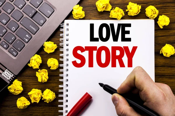 Fogalmi kézi írás szöveges feliratot szerelmi történet. Üzleti koncepció szerető valaki szív írt tabletta laptop, fából készült háttér üzletember kéz, ujj gazdaság Pc. — Stock Fotó