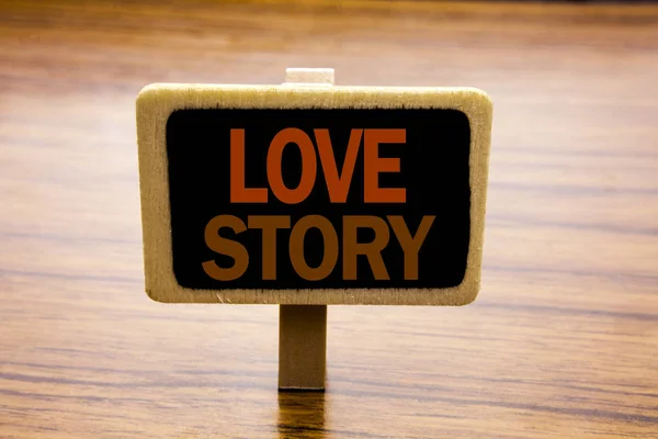 Fogalmi kézzel írás, szöveg felirat inspiráció szerelmi történet mutatja. Üzleti koncepció szerető valaki szív írt hirdetőtábla a fa fa háttér. — Stock Fotó