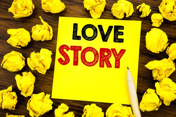 Szöveg írása bemutatás szerelmi történet. Üzleti koncepció szerető valaki szív papírra írt Öntapadó jegyzet, fából készült háttér sárga hajtogatás jelentése gondolkodás — Stock Fotó