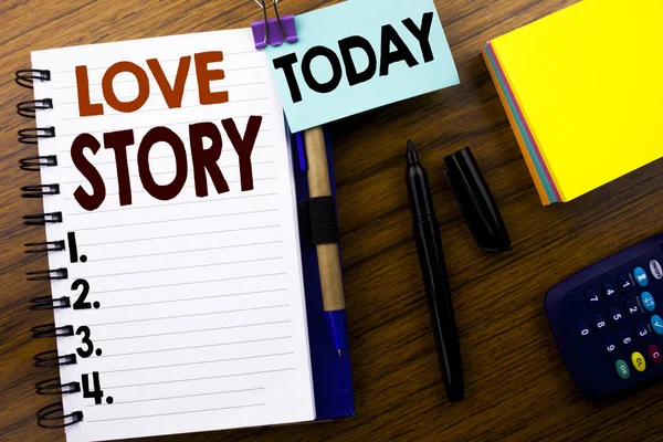 Parola, scrivere Love Story. Business concept per Loving Someone Heart scritto su carta da lettera libro sullo sfondo di legno. Con allegato oggi segno. Ufficio vista dall'alto . — Foto Stock