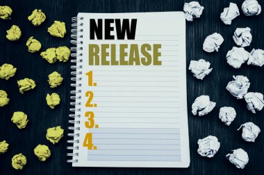 Kavramsal el yeni sürüm gösterilen metin resim yazısı yazma. Not defteri Not defter kitap ahşap zemin üzerine yapışkan katlanmış sarı ve beyaz teknoloji yazılım güncelleştirmesi yazılan için iş kavramı