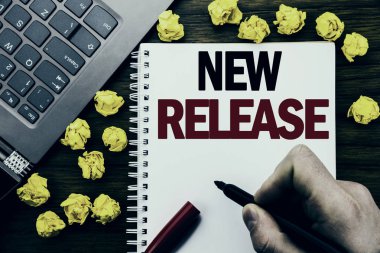 Kavramsal el metin resim yazısı yeni yayın yazma. Teknoloji yazılım güncelleme yazılı tablet laptop, işadamı el Pc tutan parmak ile ahşap arka plan için iş kavramı.