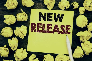 Yeni sürüm gösterilen metin yazma. Yapışkan Not kağıda yazılan teknoloji yazılım güncelleştirme, katlanmış sarı kağıt anlam düşünce ile ahşap arka plan için iş kavramı