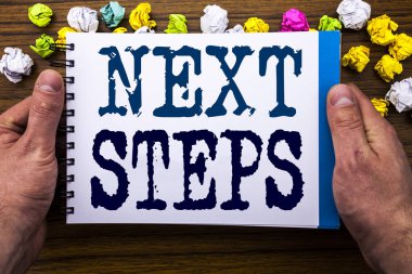 Sonraki adımları gösteren metin yazma. Gelecek Golas ve not defteri defter kitap adam işadamı el ve parmak ile ahşap ahşap arka plan üzerinde yazılı hedef için iş kavramı.