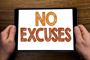 Metin başlık No Excuses yazma el. İş kavramı bahane yazılı tablet laptop, işadamı el Pc tutan parmak ile ahşap arka plan için yasak durdurmak için.