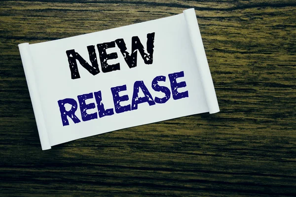 Parola, sto scrivendo "New Release". Business concept per la tecnologia Aggiornamento software scritto su carta appiccicosa sulla struttura in legno sfondo visibile . — Foto Stock