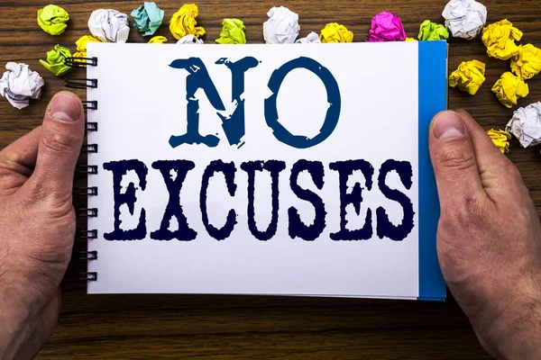 Escribir texto que muestre No Excuses. Concepto de negocio para Stop Ban for Excuse escrito en cuaderno de notas sobre el fondo de madera con la mano y el dedo del hombre de negocios . — Foto de Stock