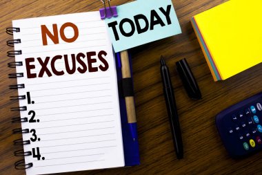 Word, No Excuses yazma. İş kavramı kitap bir not kağıdına ahşap arka plan üzerinde yazılı bahane Ban durdurmak için. İle bugün işareti iliştirilmiş. Office Üstten Görünüm.