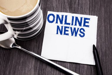Online haber gösteren el yazısı metin. Ahşap ahşap arka plan doku kağıt mendil yazılı Online gazete makalesi için iş kavramı. Cilt kalemi ve kahve ile. Office Üstten Görünüm.
