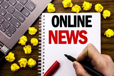Kavramsal el metin resim yazısı Online haber yazma. Online gazete yazı yazılmış tablet laptop, işadamı el Pc tutan parmak ile ahşap arka plan için iş kavramı.
