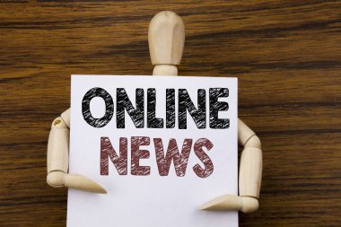 Kavramsal el online haber gösterilen metin resim yazısı ilham yazma. Online gazete makalesi ahşap arka plan üzerinde yapışkan not kağıt üzerinde yazılı için iş kavramı. Tarafından heykel holding.