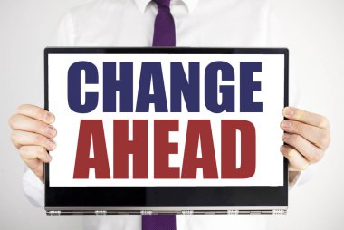 Word, değişiklik öncesinde kırmızı kelimeyi yazmaya. Gelecek değişiklikleri yazılı için iş kavramı tablet laptop adam tarafından holding arka plan bulanık. Bilgisayarı tutarak işadamı parmak.