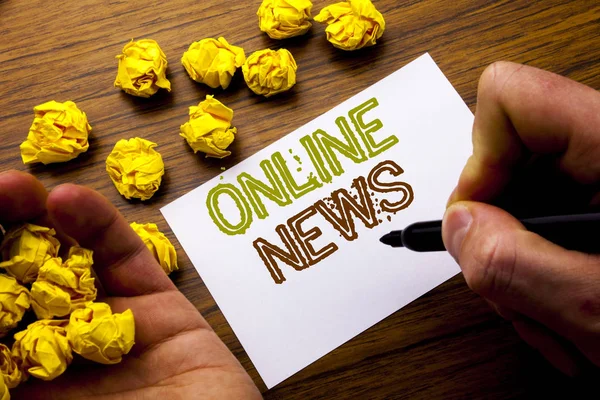 Woord, Online nieuws te schrijven. Concept voor Online krantenartikel geschreven over notebookpapier van de opmerking op de houten achtergrond met gevouwen papier zin denken voor idee. Man hand en markering. — Stockfoto