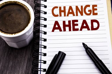 Değişikliğin önümüzde kırmızı kelime gösteren metin yazma. İş kavramı gelecek defter kitap bir not kağıdına ahşap ahşap arka plan üzerinde yazılı değişiklikleri için. Kahve ve siyah marker ile.